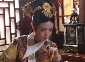 清宫妃子领子上的白色带是干什么用的？
