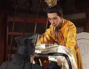 刘备在衣带诏事件后叛逃，曹操为何没有马上罢免他的官职？