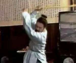 红楼梦中宝玉被打时，王夫人与贾母在场的状况有何不同？