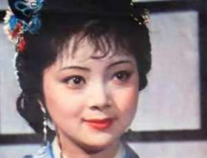 抄检大观园时并没有搜查蘅芜苑，事后宝钗为何搬出去？