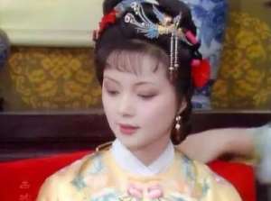 红楼梦中薛宝钗不经意揭了史湘云的短，她有何目的？