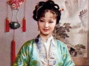 红楼梦中平儿不是省油的灯，她一边维护王熙凤一边拆台