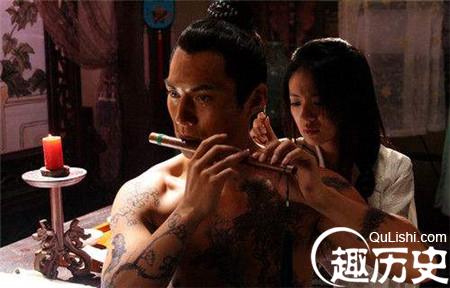 皇帝为一女人做了小三 两人私会原配趴在床底下