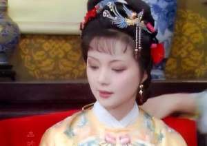 红楼梦中薛宝钗生命中最重要的事，都是在串门时发生的