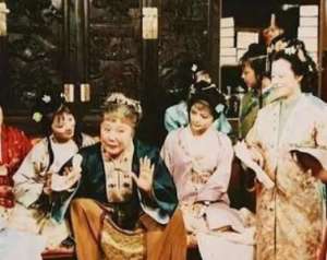 红楼梦中贾母、王夫人和王熙凤经常将自己穿过的衣服送给别人是为什么-