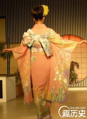 日本和服后面的包包真的是枕头是为方便睡觉吗？