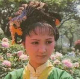 红楼梦中平儿的是如何处理贾府中的那些人际关系的？