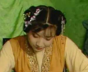 红楼梦中黄金莺巧结梅花络的背后有何深意？
