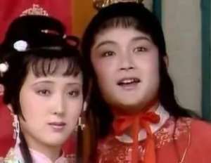红楼梦中宝玉摔玉砸玉分别是在什么时候？为何会这样？