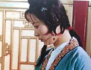 红楼梦贾赦想纳鸳鸯为妾，邢夫人是什么表现？