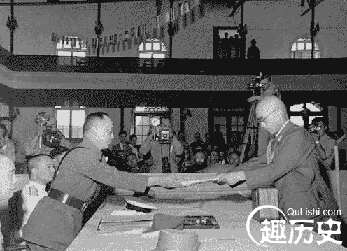 日本对中国投降仪式:在芷江机场递交投降书