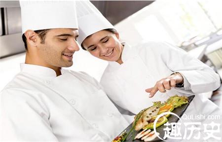 揭秘厨师为什么要戴一顶白颜色的高帽-