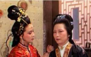 红楼梦中王熙凤与邢夫人闹掰的直接原因是什么？