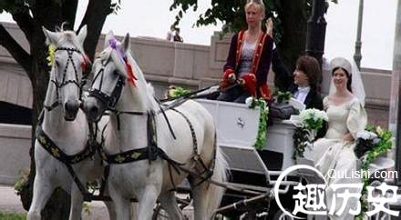 俄罗斯族传统的婚俗习惯是怎样的