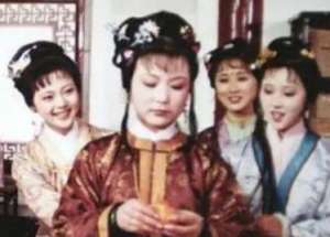 红楼梦中贾府的螃蟹宴背后有何深意？