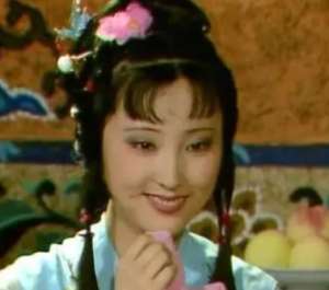 红楼梦中黛玉进贾府时只带上两个人下人，背后有何深意？
