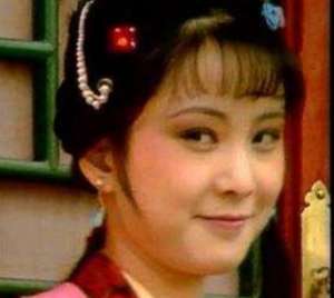 红楼梦中晴雯被撵与虾须镯之间有何联系？