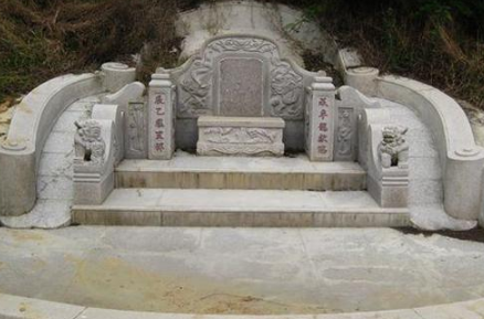 怎么看坟地风水的好差？风水师下葬口诀有哪些？