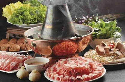 京师的涮羊肉文化是如何形成的？北京餐馆的社会功能有哪些？