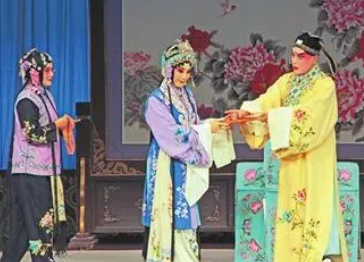 《春秋配》第八回主要讲了什么故事？