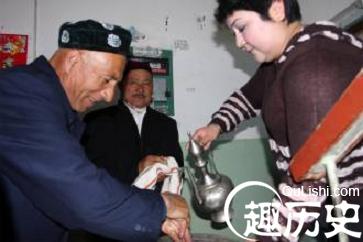 维吾尔族家庭成员礼节是啥？民族礼仪简介