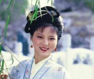 红楼梦中李嬷嬷不喜欢袭人是因为什么？