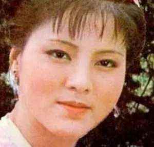 红楼梦中袭人为何不愿赎身，跟着母亲回去？