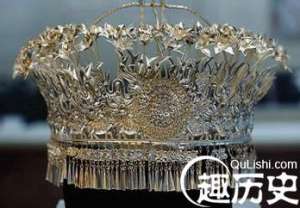 苗族人喜欢的银饰头饰都以什么标准为美