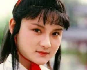 红楼梦宝玉给黛玉送帕子时为何要躲着袭人？