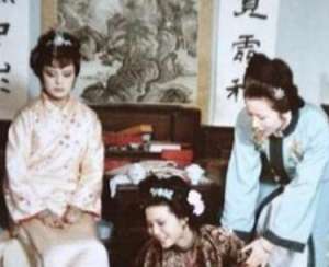 红楼梦中探春与赵姨娘之间的关系为何不好？