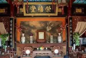 红楼梦中贾府里有炕、有椅子，坐在哪里表示地位尊贵呢？