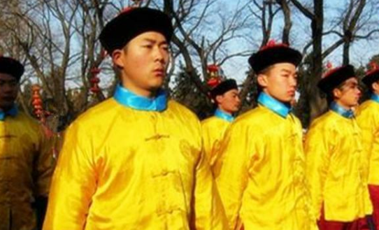 满清风俗与汉族风俗有什么不同？在穿着上面有什么讲究？