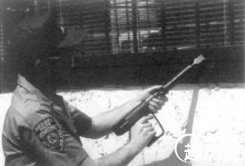 解救人质“6大兵器”：拐弯枪不用现身就可杀敌