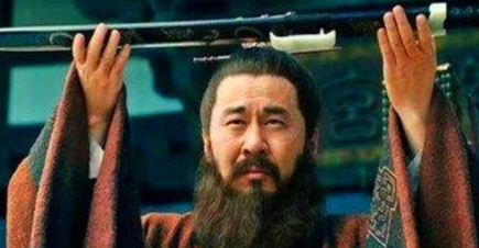 对于关羽斩颜良这一出色战绩，曹操究竟是什么态度？