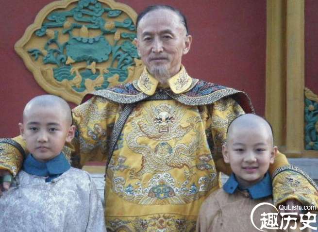 一僧人带着一小孩冒充乾隆的孙子,官员只用一招揭穿