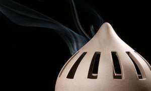 从古代直接焚烧香料植物开始，人们就在如何努力改进方法？