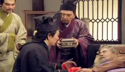 陶谦明明有两个儿子以及亲信部下，为何将徐州让给刘备？