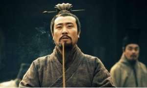 在桃园三结义中，刘备为什么能当关张二人的老大？