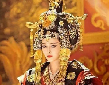 武则天是几岁进宫为妃的？她又是几岁登基几岁退位的？