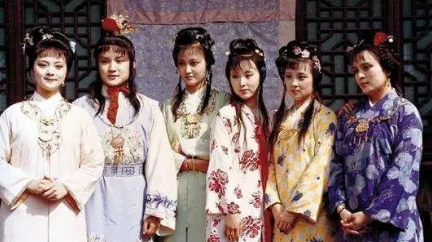 林黛玉在荣国府中，为什么会从张扬转变到隐忍？