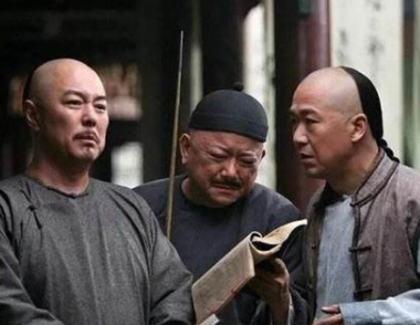 在清朝历史上和珅、刘墉和纪晓岚三人相比，谁拥有更大的权力？