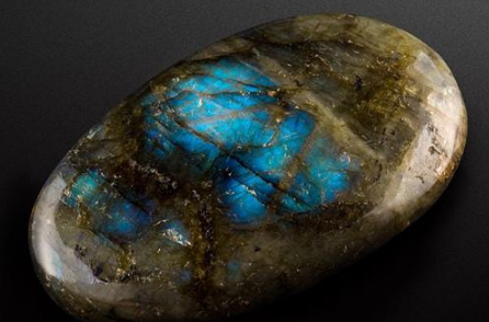 拉长石是什么宝石？佩戴拉长石有哪些禁忌？