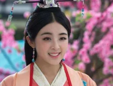 为什么说齐姜是晋文公称霸的至关重要的因素？她提供了哪些帮助？