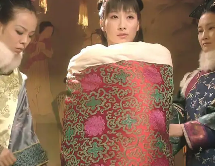 古代妃子在侍寝之前 她们为什么都要光着裹被子