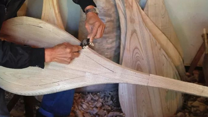 纳西族特色乐器“曲项琵琶”是如何制作的?