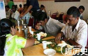 品尝咖喱大餐-揭秘印度人吃饭为何用手抓