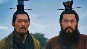 贾诩在曹操出兵江东前，曾给出过什么点评和建议？