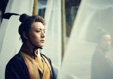 王莽称帝后是如何实施新政的？他又是如何造成民不聊生的局面？