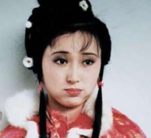 王熙凤与宝钗之间的关系如何？书中是如何描写的