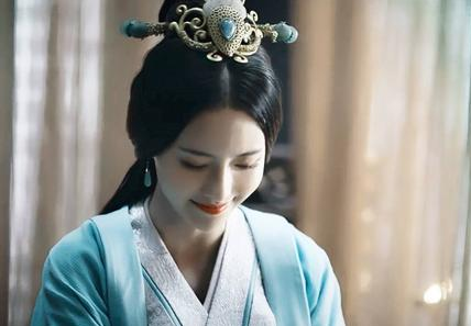 郭女王凭什么能战胜甄宓，得到曹丕的独宠？